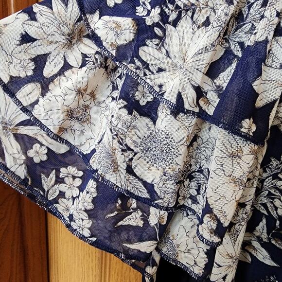 Joie De Vivre Navy Blue and Ivory Floral Top Flutter Sleeve Plus Size 1X Ruffles - Picture 7 of 11